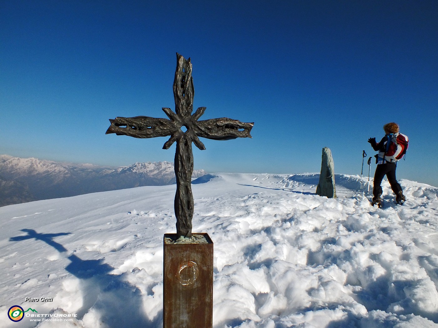 74 Alla bella crocetta di vetta del Monte Rai (1260 m).JPG